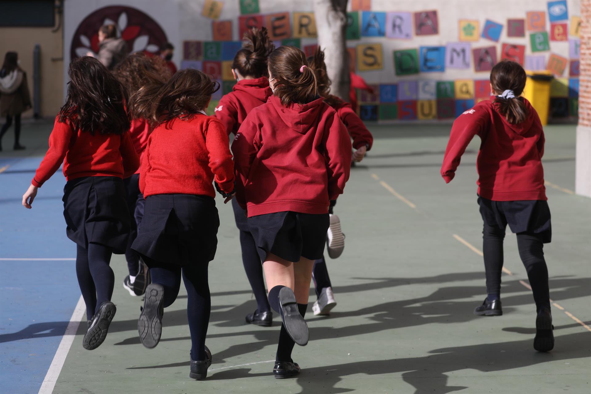 Archivo - Un grupo de niños corren en el patio del colegio - Isabel Infantes - Europa Press - Archivo