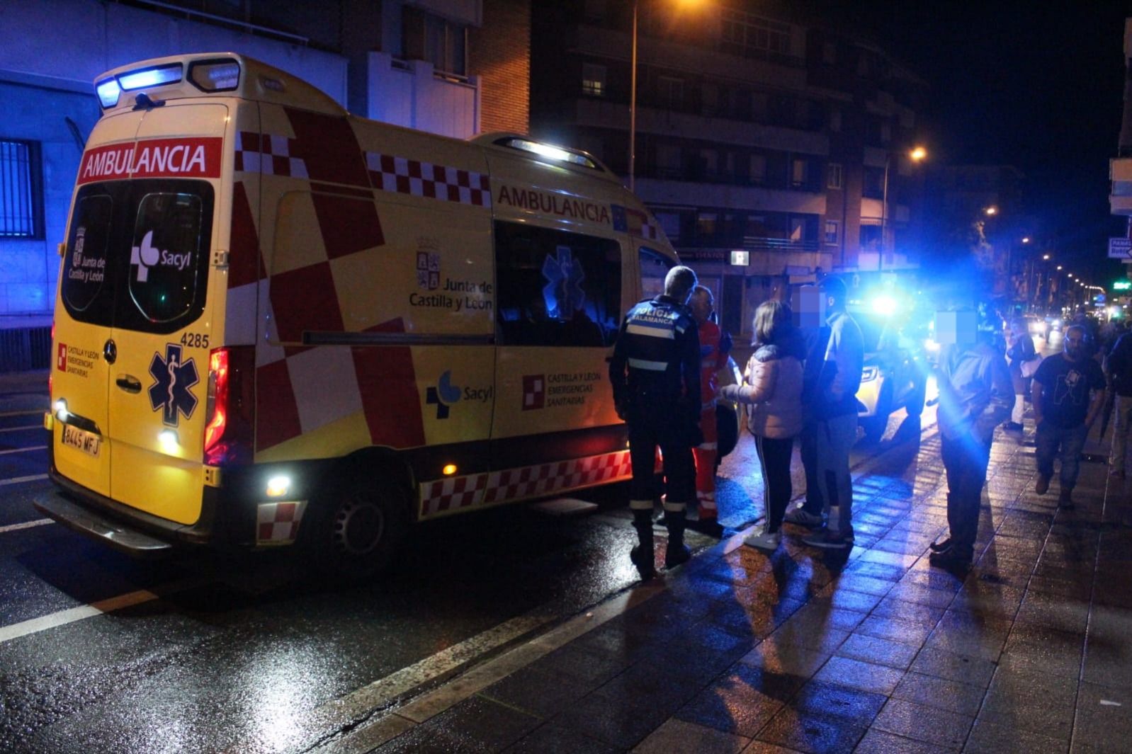  Ambulancia y Policía Local intervienen en el atropello a una mujer en el camino de las Aguas