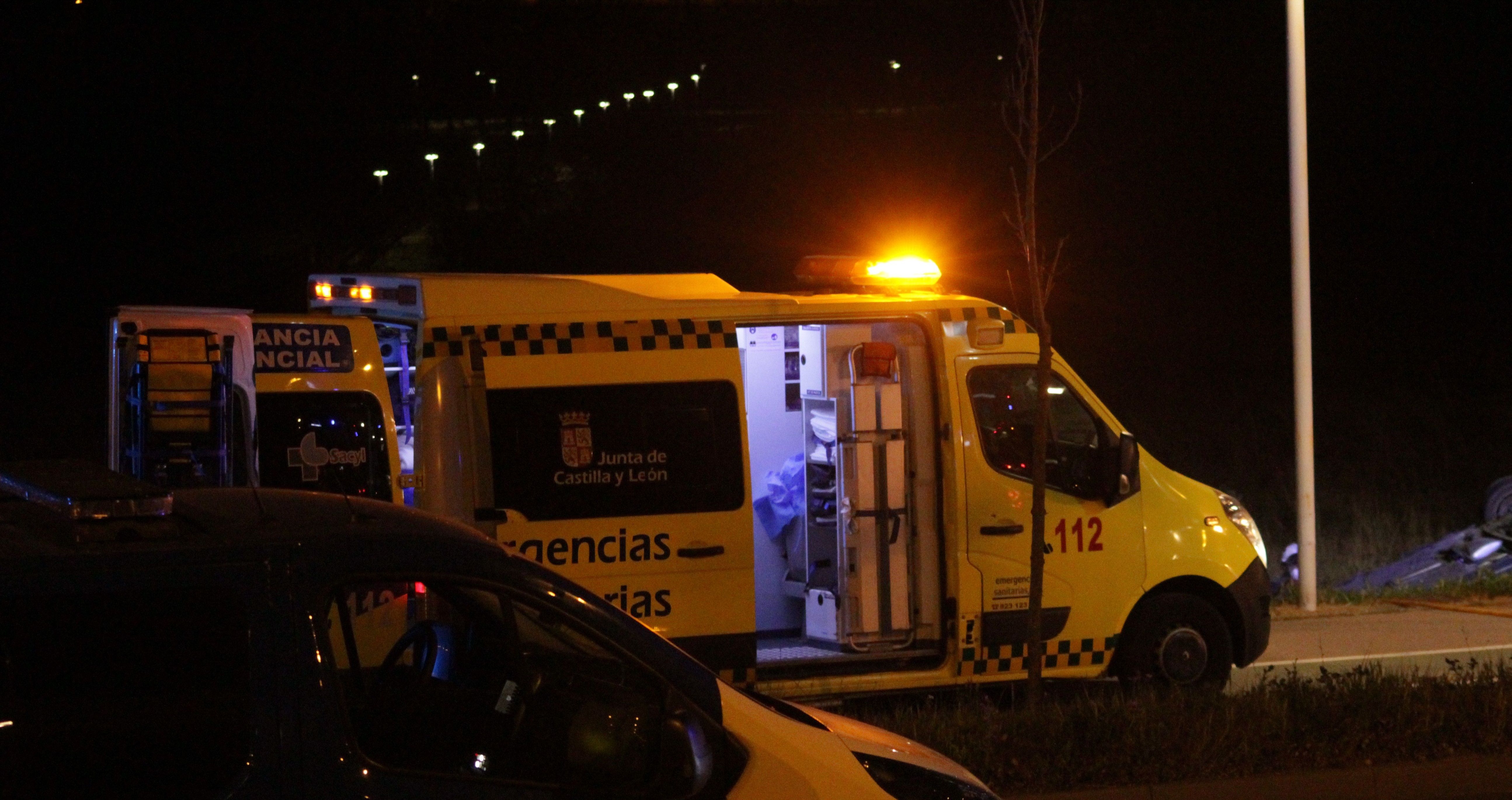 Ambulancia en una carretera de noche. Foto de archivo