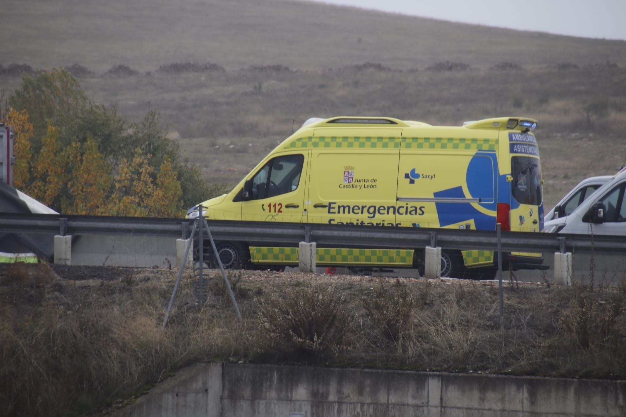 Ambulancia en la carretera. Foto de archivo S24H