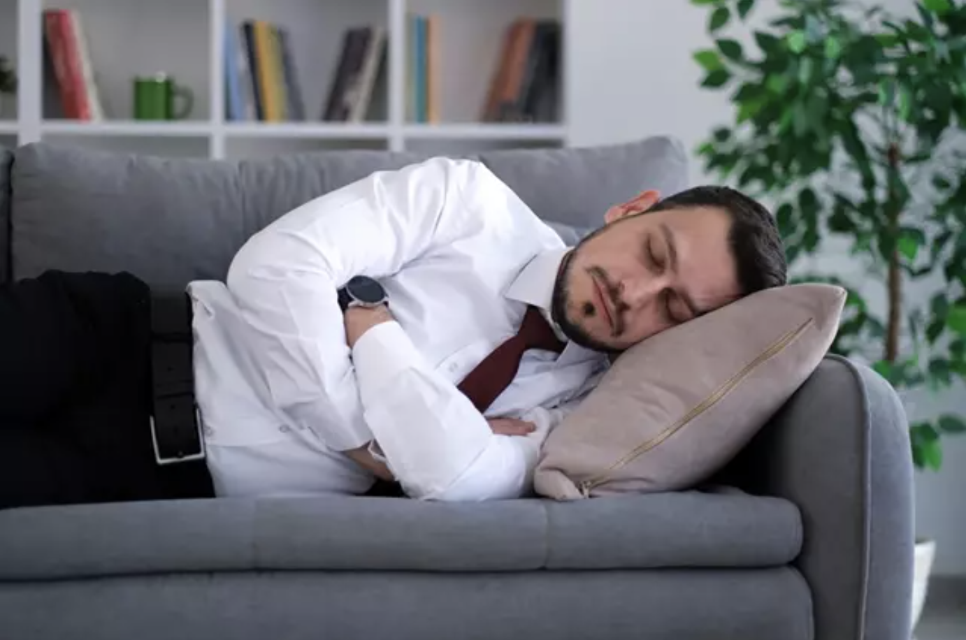 Hombre durmiendo la siesta. - ISTOCK