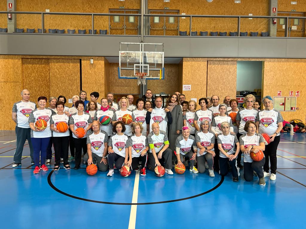 Visita de Carbayo a los participantes en el programa 'SuperSénior baloncesto'. Fotos S24H (2)