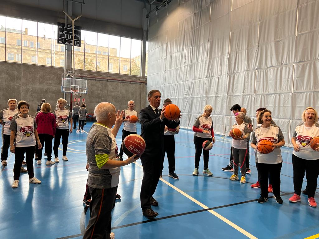 Visita de Carbayo a los participantes en el programa 'SuperSénior baloncesto'. Fotos S24H (5)