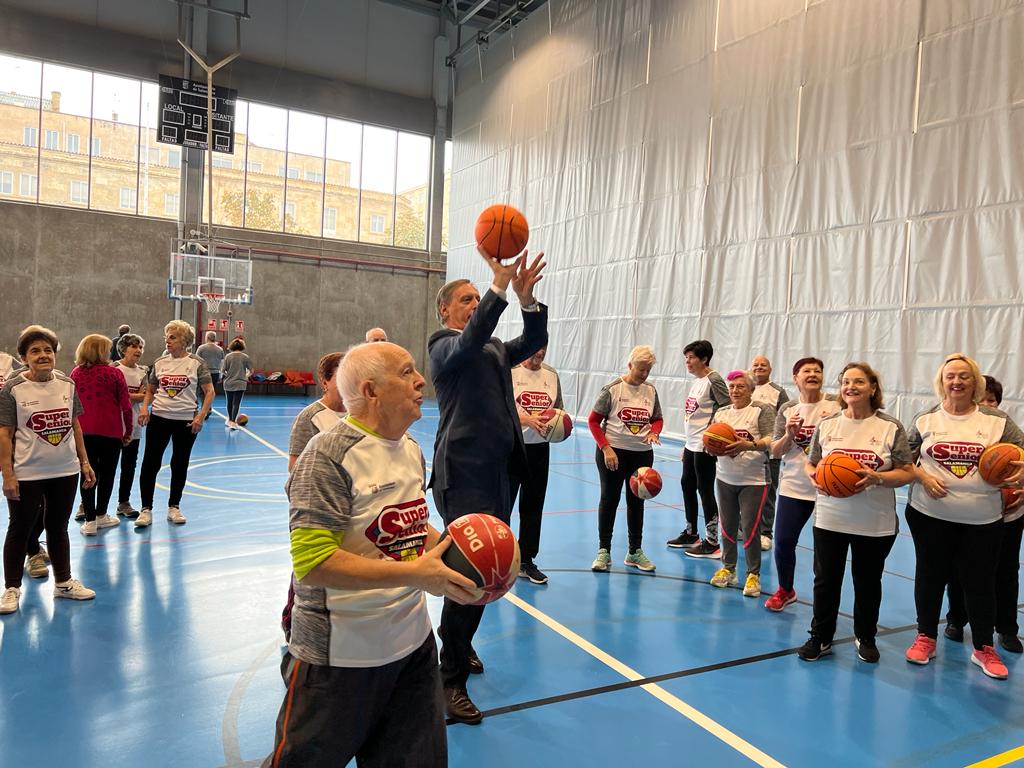 Visita de Carbayo a los participantes en el programa 'SuperSénior baloncesto'. Fotos S24H (6)