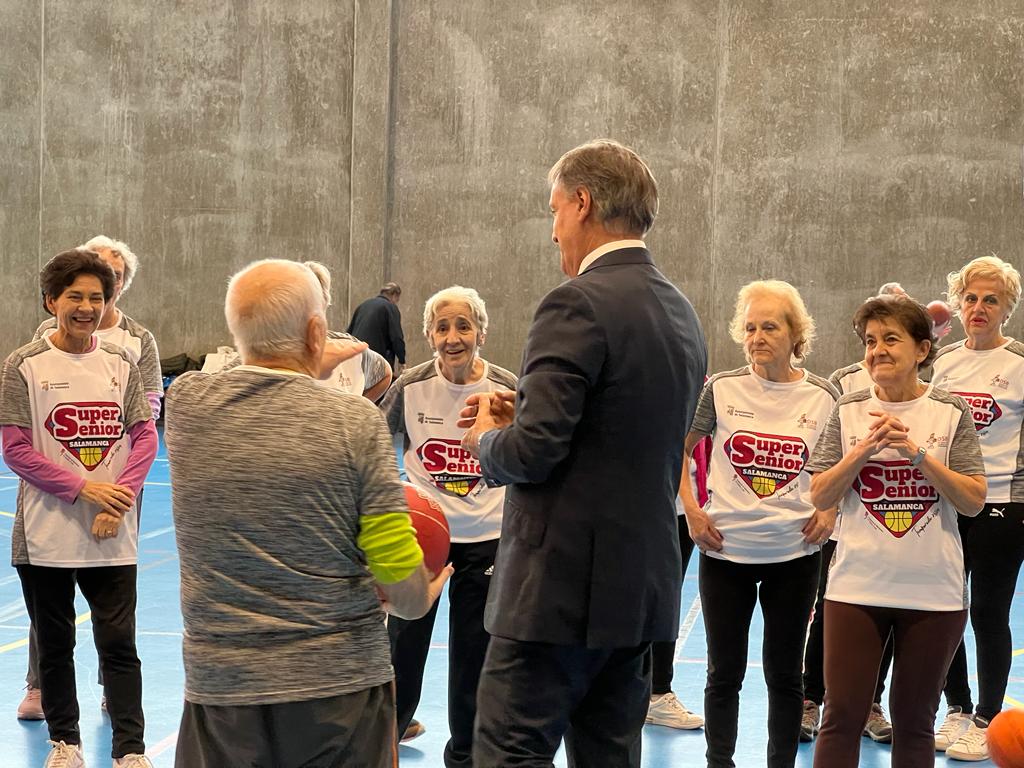 Visita de Carbayo a los participantes en el programa 'SuperSénior baloncesto'. Fotos S24H (7)