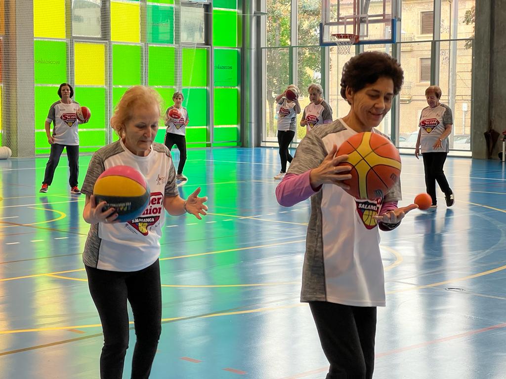 Visita de Carbayo a los participantes en el programa 'SuperSénior baloncesto'. Fotos S24H (9)