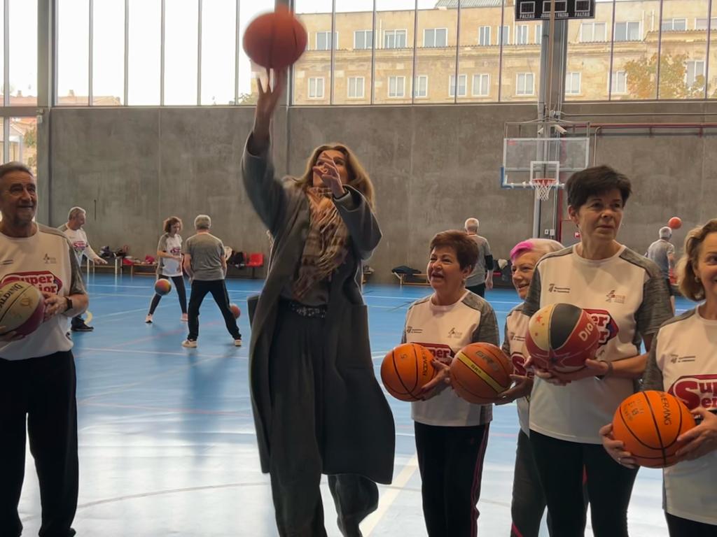 Visita de Carbayo a los participantes en el programa 'SuperSénior baloncesto'. Fotos S24H (10)