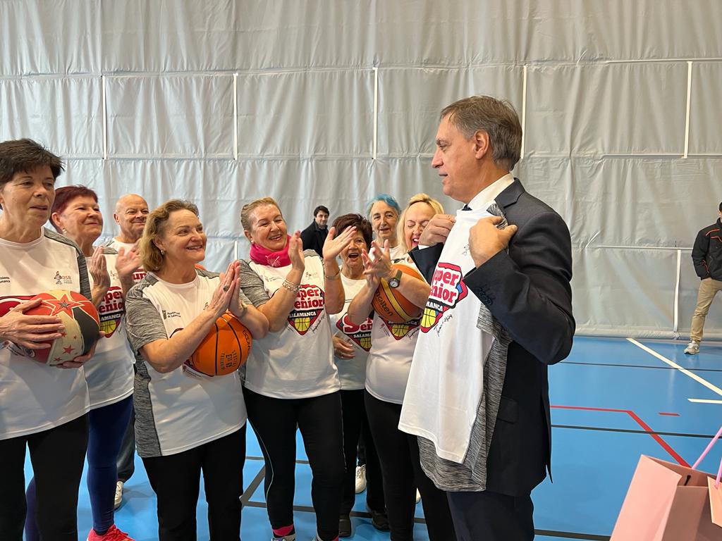 Visita de Carbayo a los participantes en el programa 'SuperSénior baloncesto'. Fotos S24H (11)