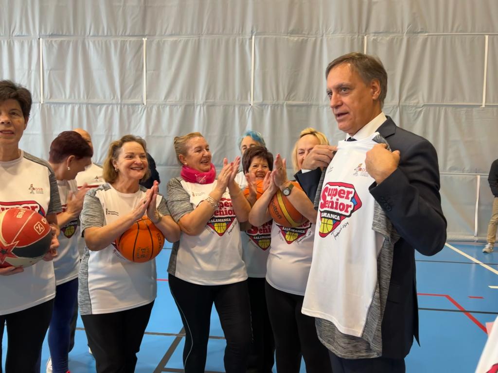 Visita de Carbayo a los participantes en el programa 'SuperSénior baloncesto'. Fotos S24H (12)