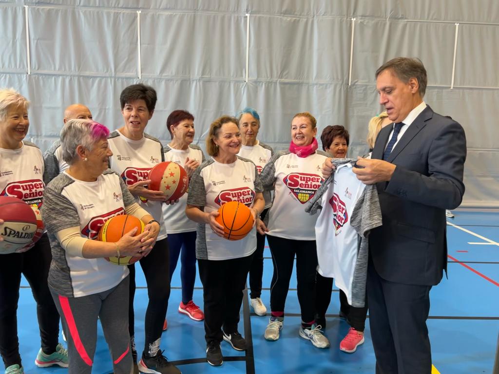 Visita de Carbayo a los participantes en el programa 'SuperSénior baloncesto'. Fotos S24H (13)