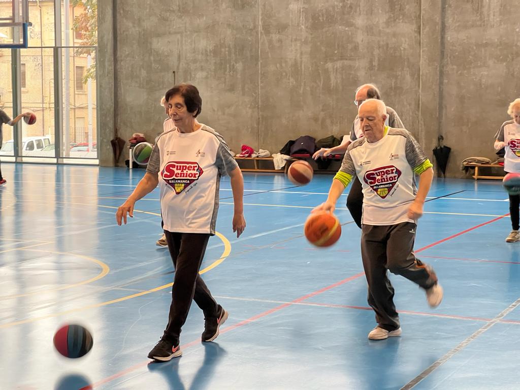 Visita de Carbayo a los participantes en el programa 'SuperSénior baloncesto'. Fotos S24H (15)