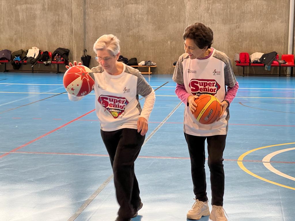 Visita de Carbayo a los participantes en el programa 'SuperSénior baloncesto'. Fotos S24H (17)