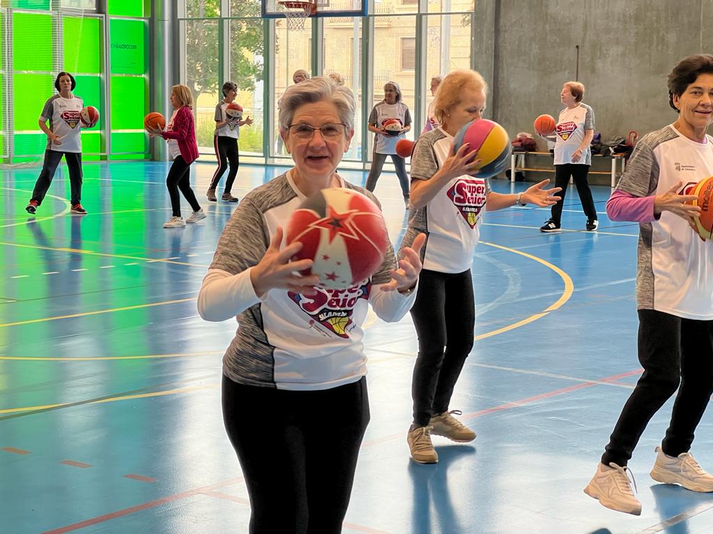 Visita de Carbayo a los participantes en el programa 'SuperSénior baloncesto'. Fotos S24H (18)