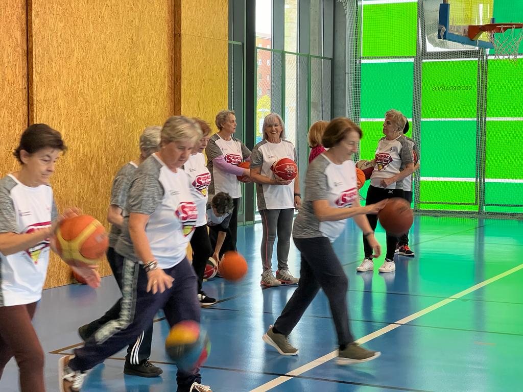 Visita de Carbayo a los participantes en el programa 'SuperSénior baloncesto'. Fotos S24H (20)