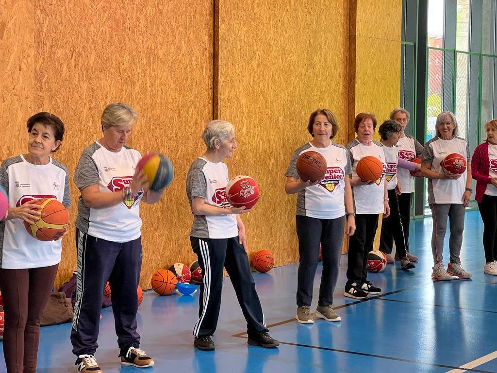 Visita de Carbayo a los participantes en el programa 'SuperSénior baloncesto'. Fotos S24H (21)