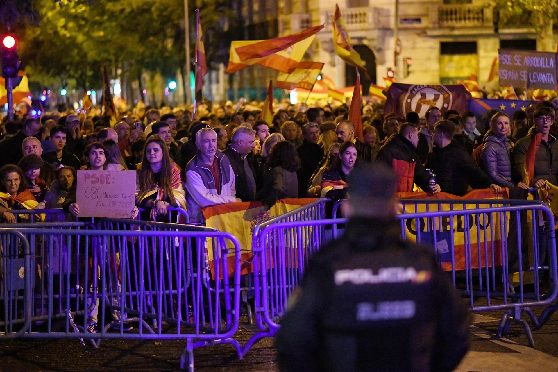 VÍdeo La Policía Refuerza La Seguridad En Ferraz A Medida Que Aumenta La Tensión Entre Los 0261