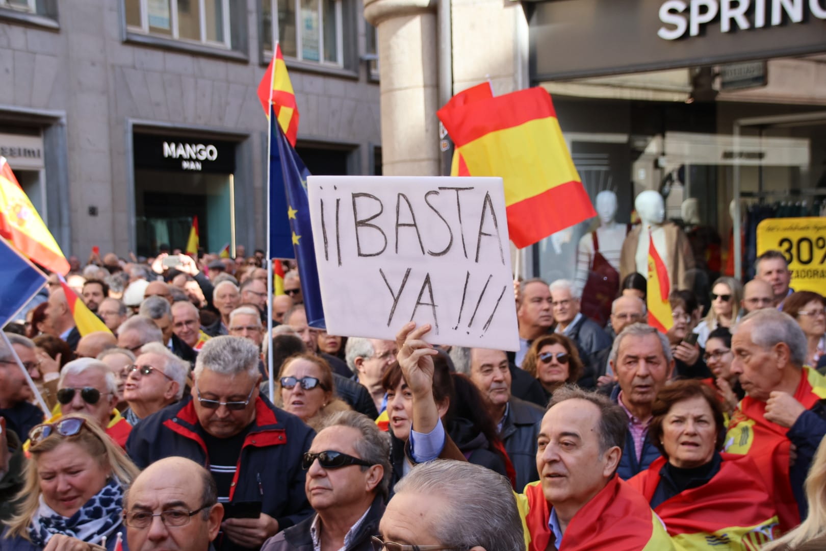 Multitudinaria protesta del Partido Popular contra la amnistía en Salamanca. Fotos Andrea M (2)