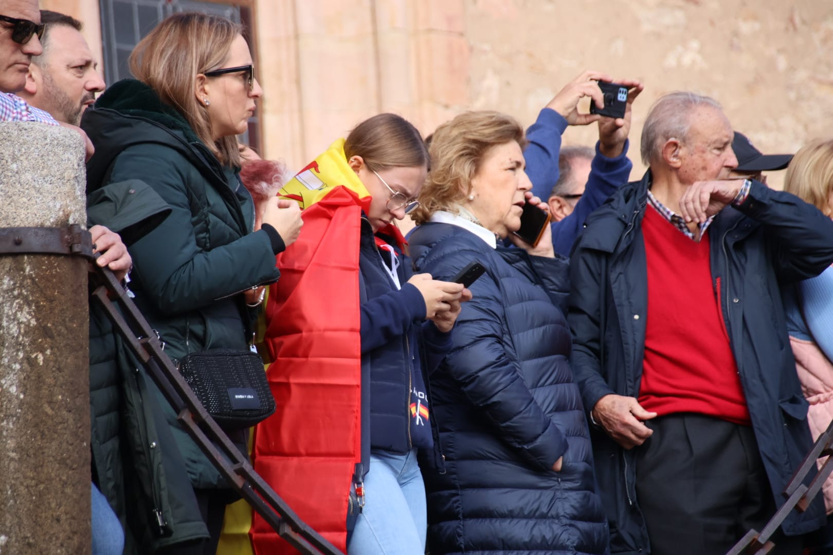 Miles de manifestantes se trasladan hasta la sede del PSOE para continuar las protestas contra los socialistas y la amnistía tras la manifestación del PP. Fotos Andrea M (3)