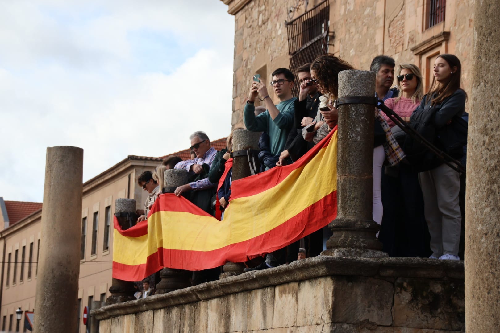 Miles de manifestantes se trasladan hasta la sede del PSOE para continuar las protestas contra los socialistas y la amnistía tras la manifestación del PP. Fotos Andrea M (4)