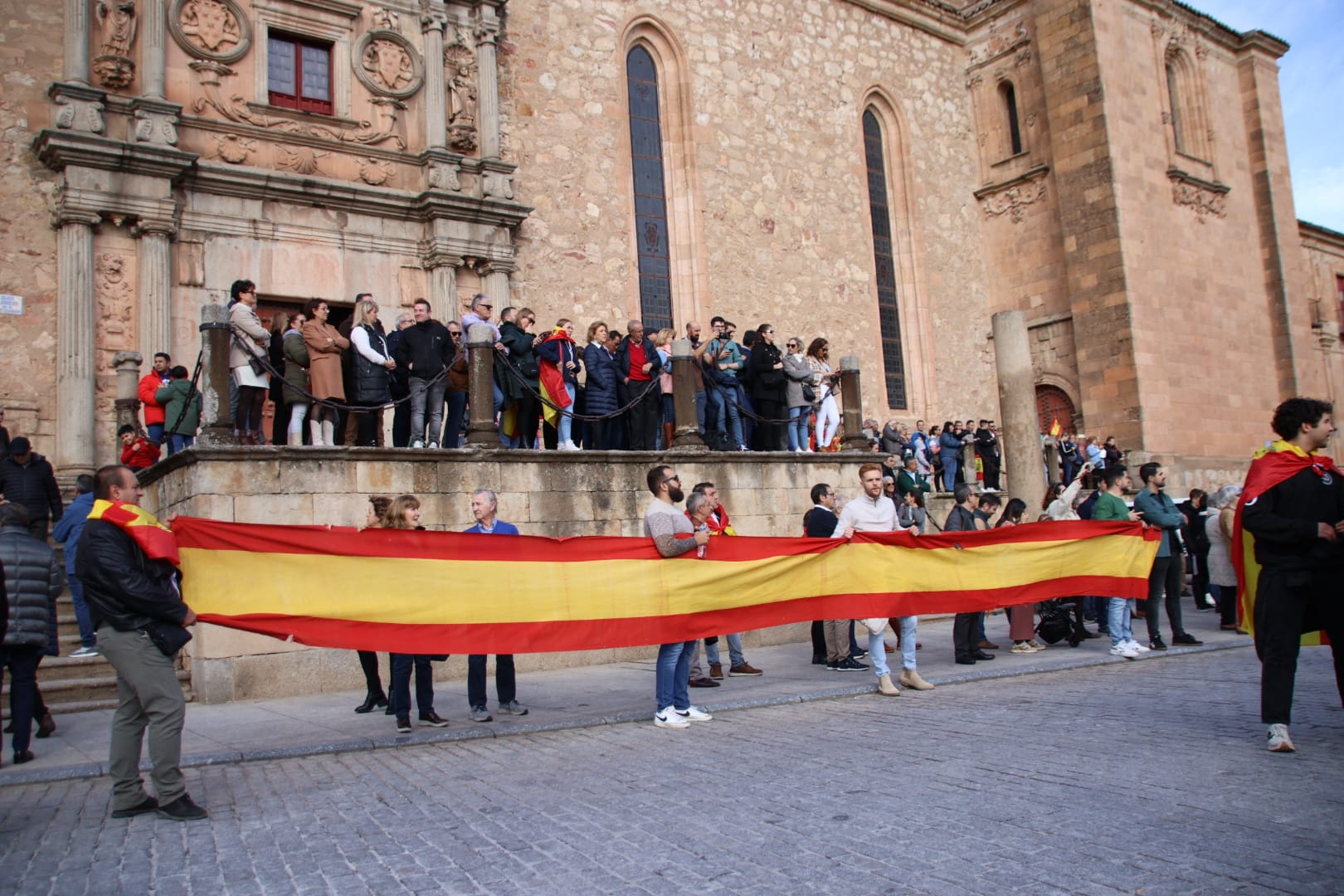 Miles de manifestantes se trasladan hasta la sede del PSOE para continuar las protestas contra los socialistas y la amnistía tras la manifestación del PP. Fotos Andrea M (5)