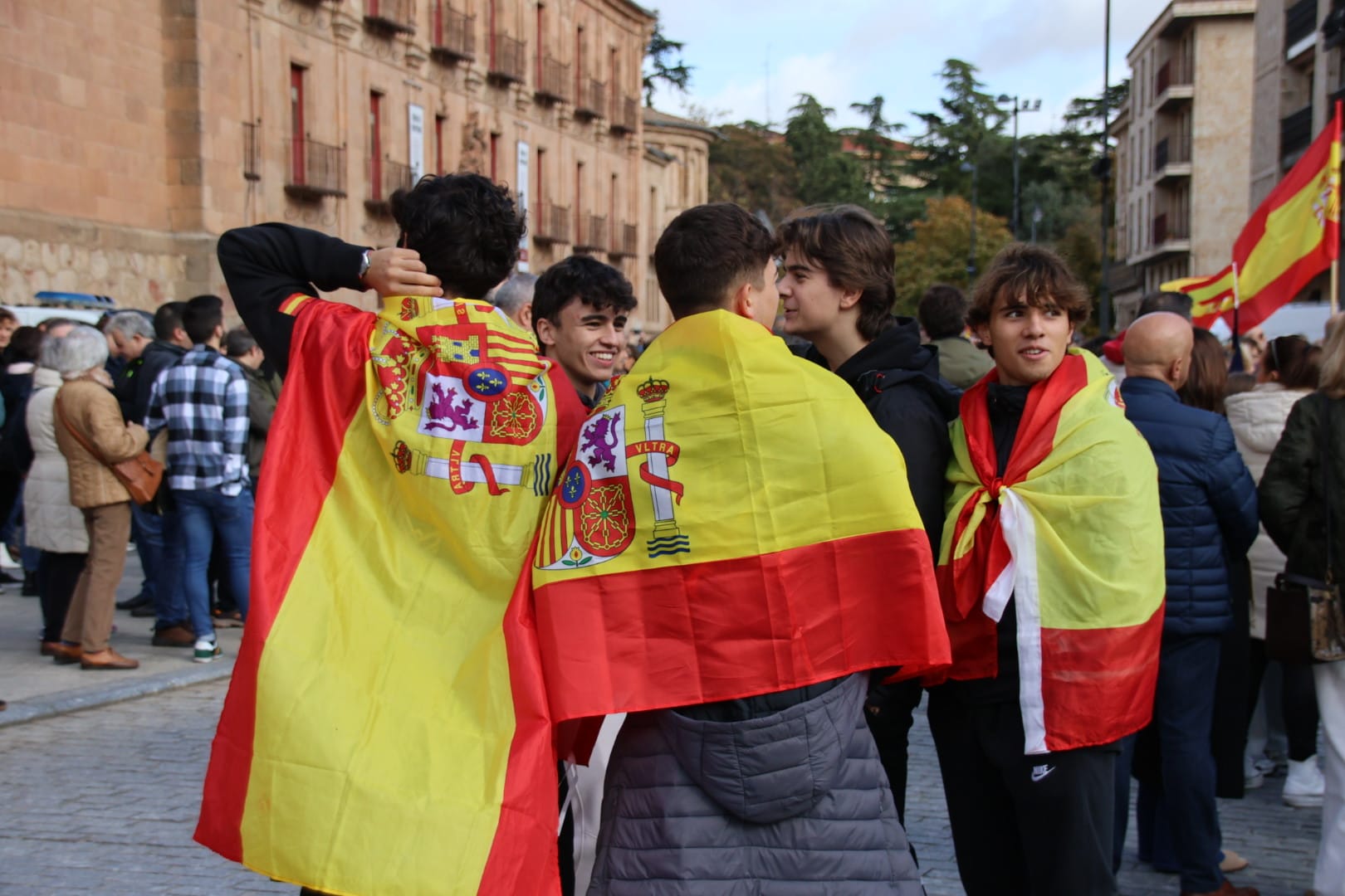 Miles de manifestantes se trasladan hasta la sede del PSOE para continuar las protestas contra los socialistas y la amnistía tras la manifestación del PP. Fotos Andrea M (6)