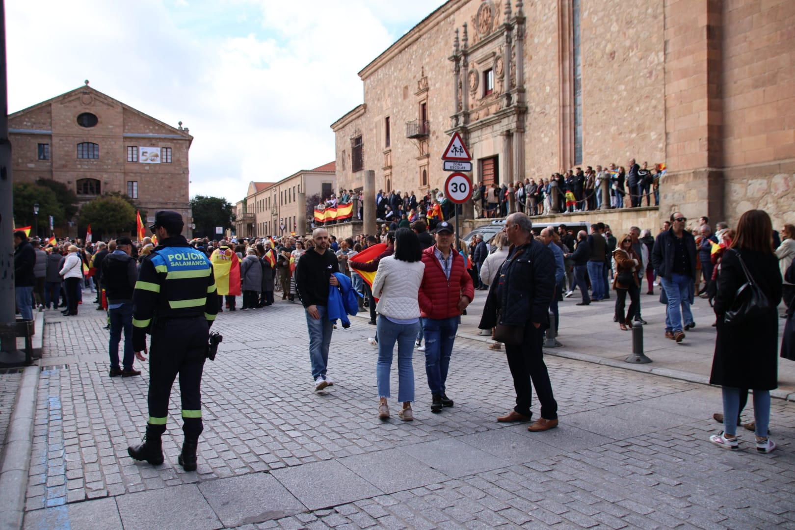 Miles de manifestantes se trasladan hasta la sede del PSOE para continuar las protestas contra los socialistas y la amnistía tras la manifestación del PP. Fotos Andrea M (9)