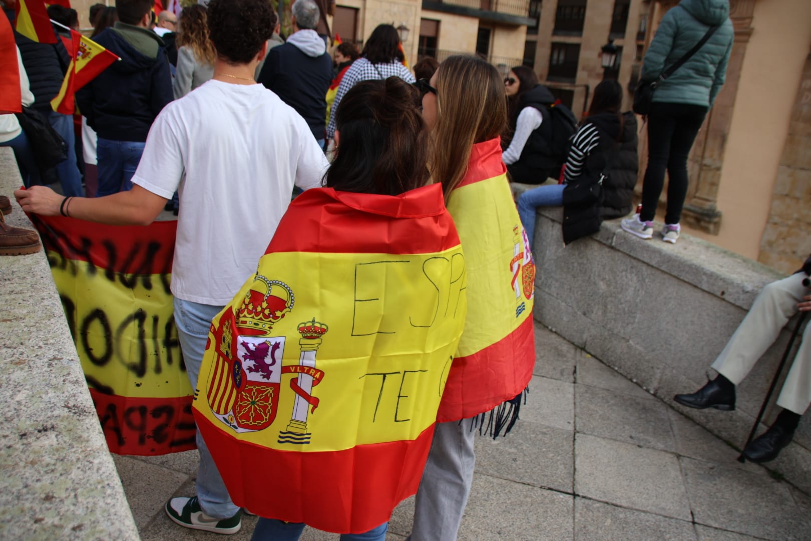 Miles de manifestantes se trasladan hasta la sede del PSOE para continuar las protestas contra los socialistas y la amnistía tras la manifestación del PP. Fotos Andrea M (14)