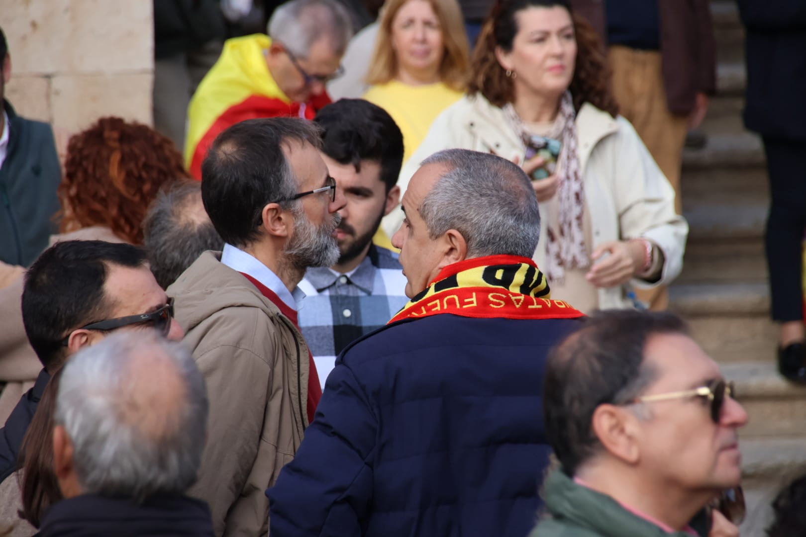 Miles de manifestantes se trasladan hasta la sede del PSOE para continuar las protestas contra los socialistas y la amnistía tras la manifestación del PP. Fotos Andrea M (16)