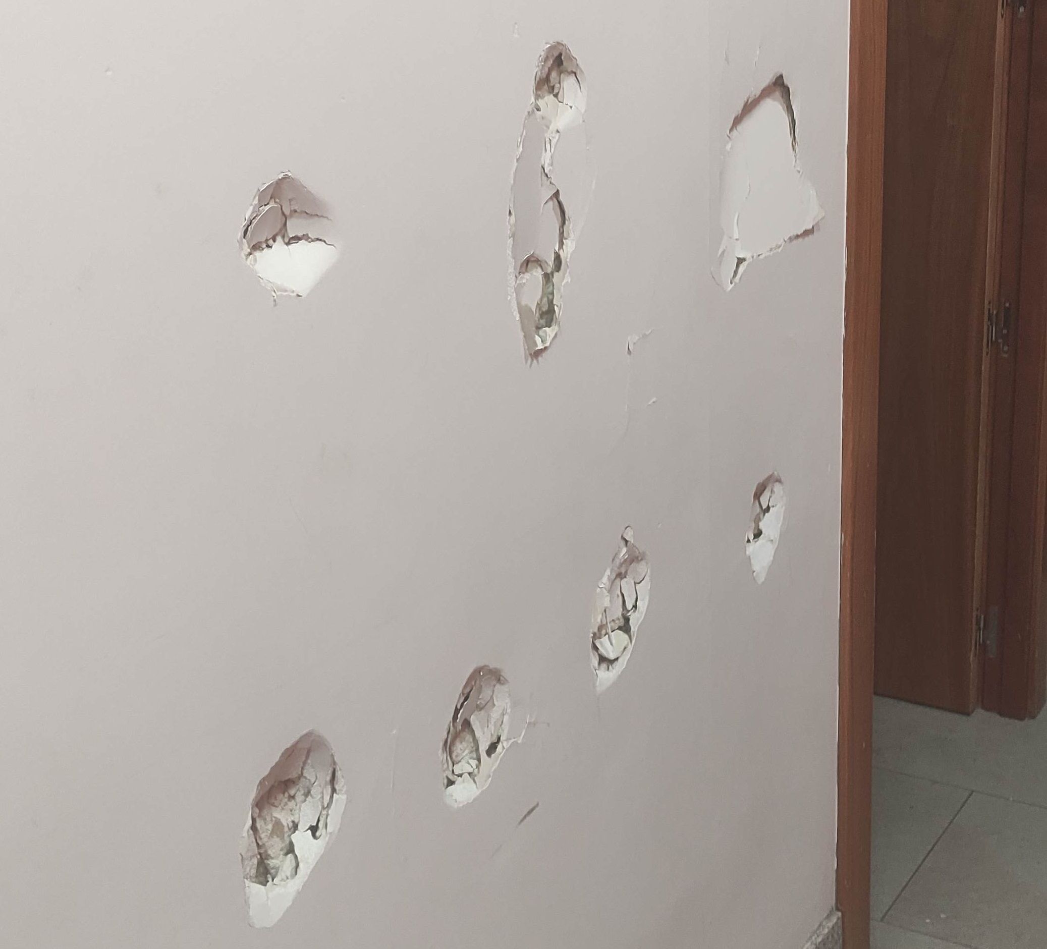 Pared con marcas de golpes provocados por el varón detenido en el centro. Foto Policía Nacional 