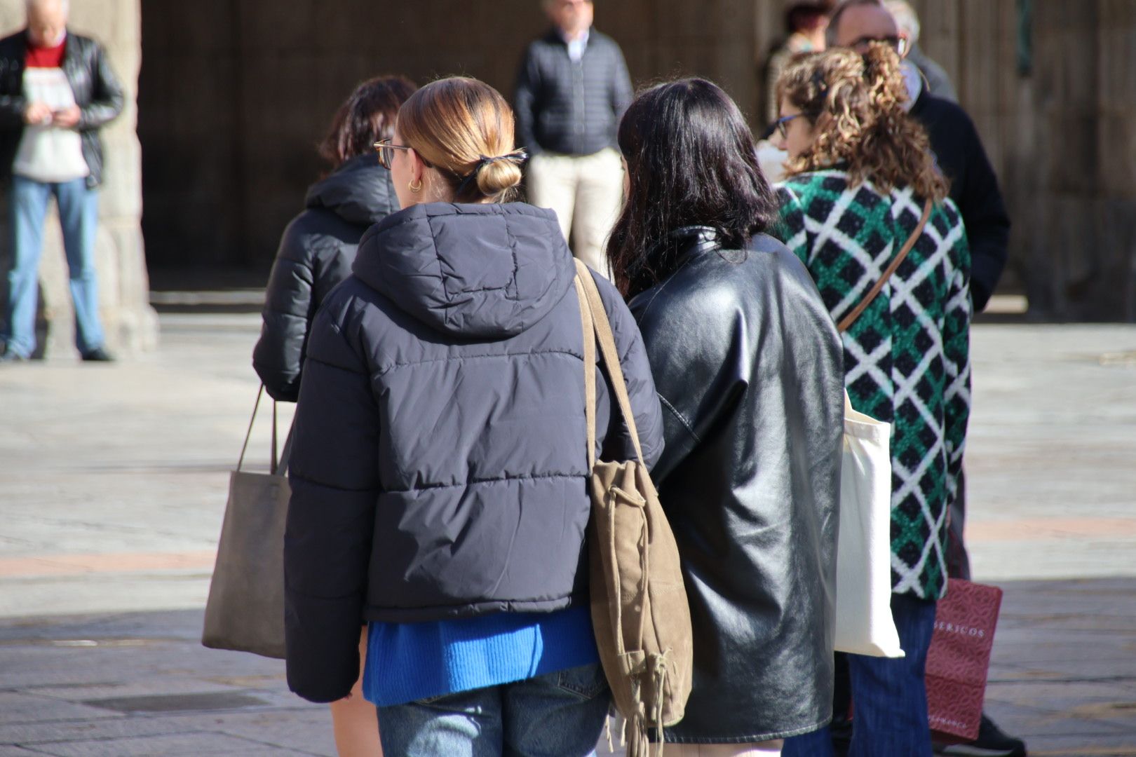 Gente paseando por las calles de Salamanca 