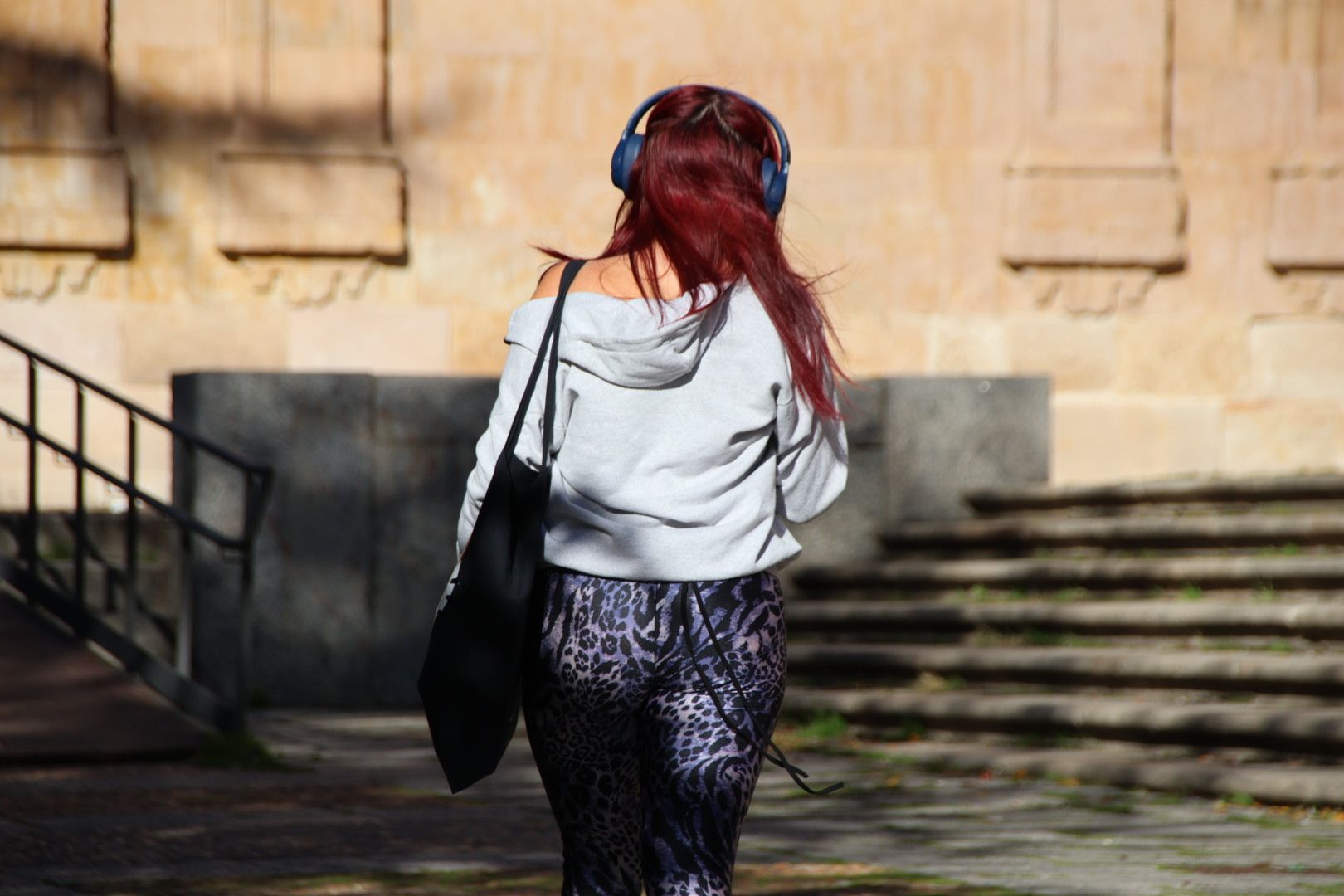 Gente paseando por las calles de Salamanca 