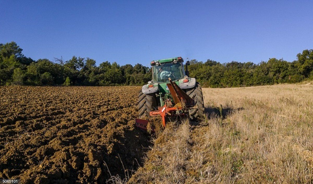 Agricultor con un tractor arando en el campo. Foto EP