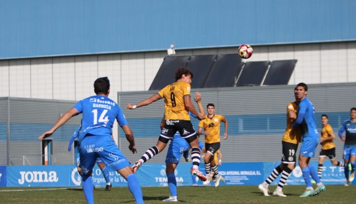 Remate de Slavy al palo ante el Fuenlabrada | FOTO UNIONISTAS CF