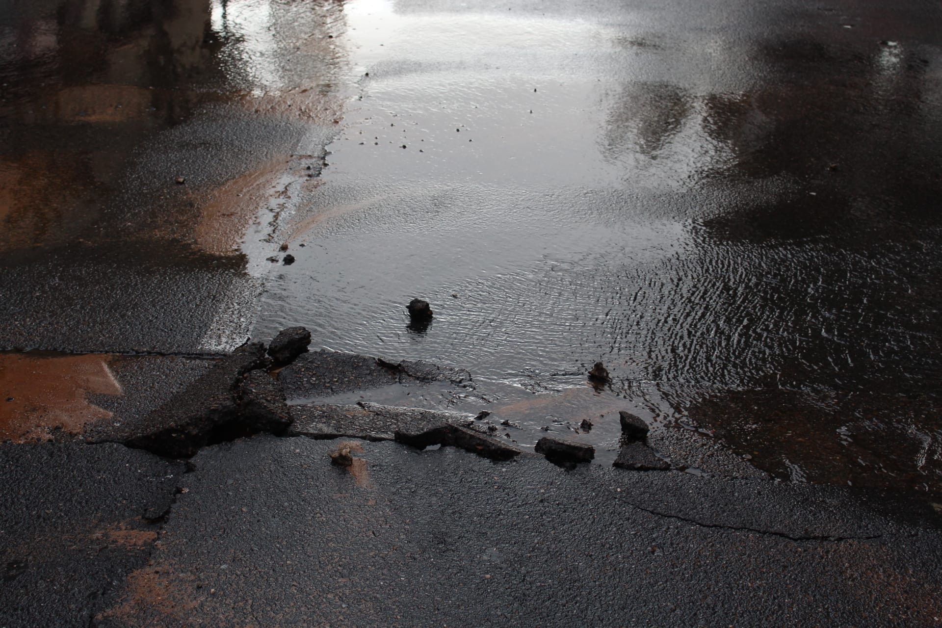 Reventón de agua en Torres Villaroel (2)