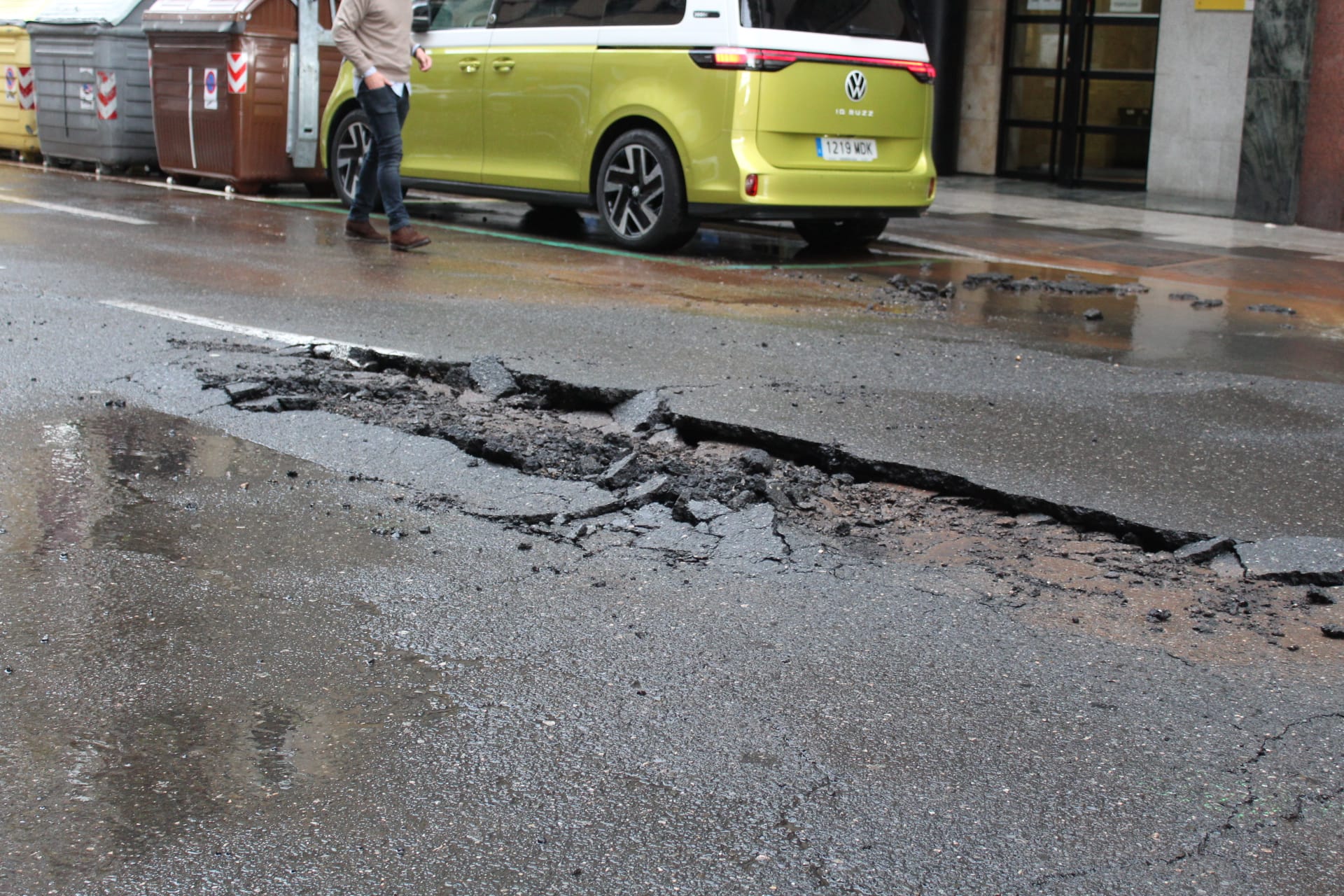 Reventón de agua en Torres Villaroel (4)