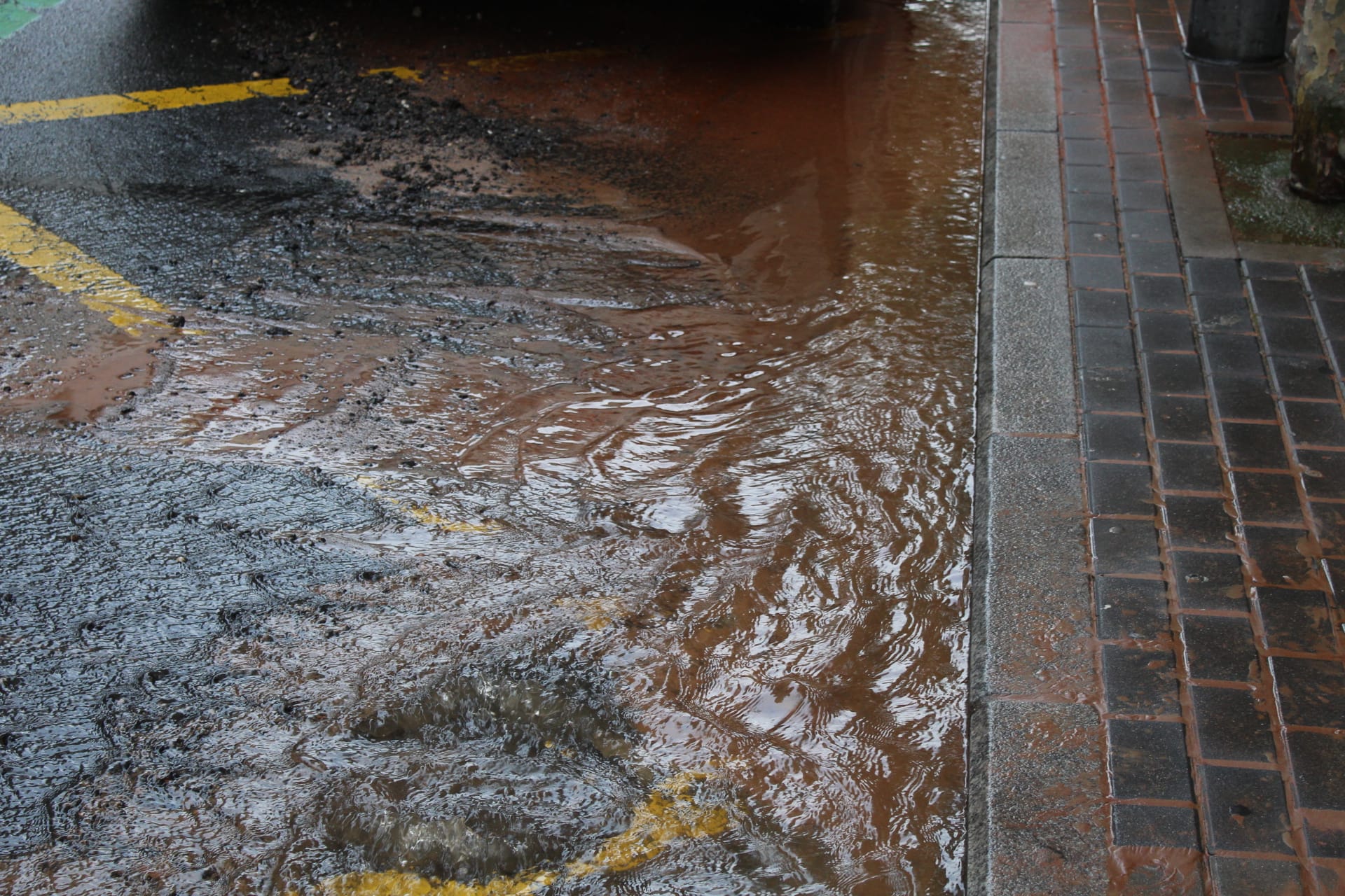 Reventón de agua en Torres Villaroel (6)