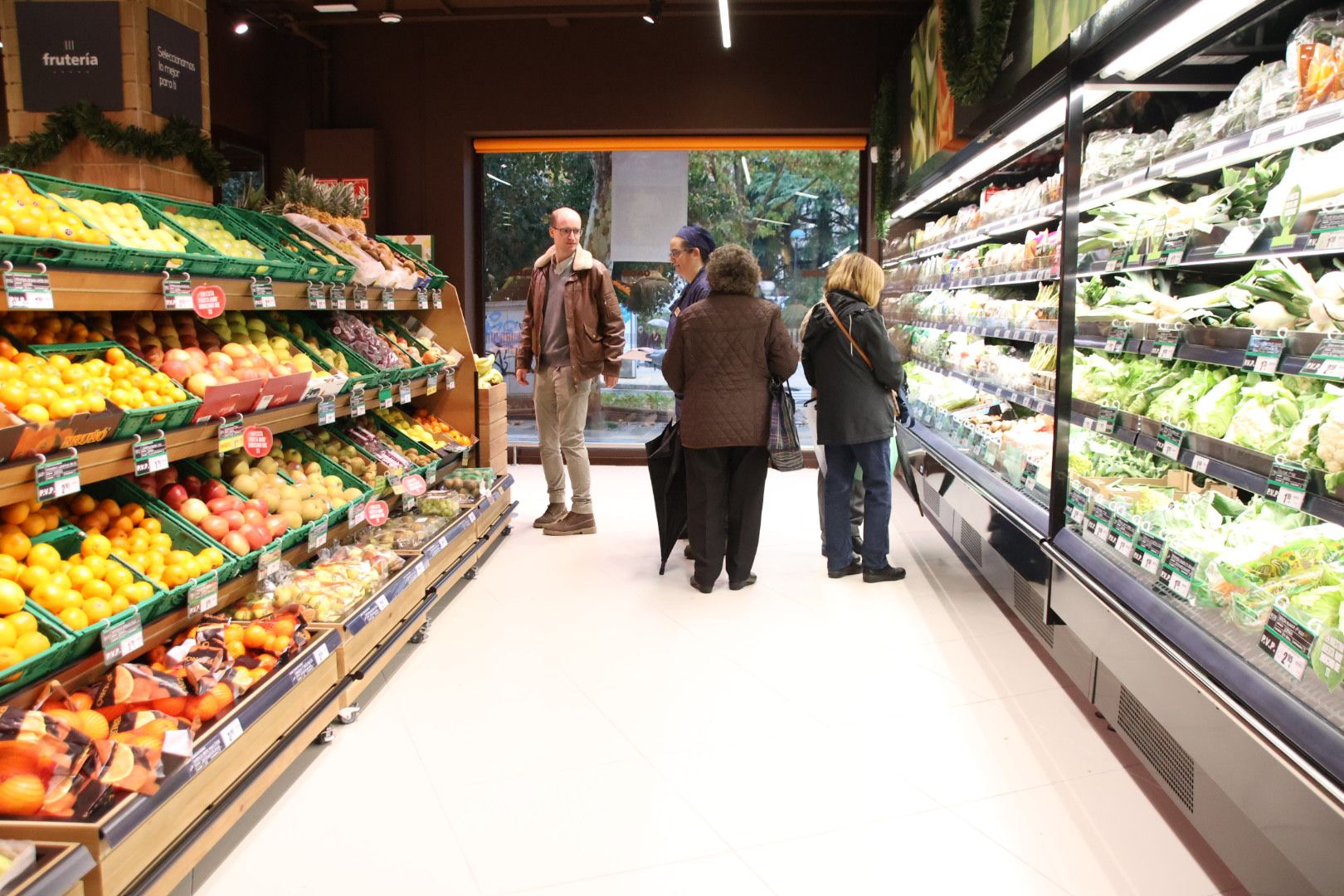 Supermercado, personas haciendo la compra. Archivo