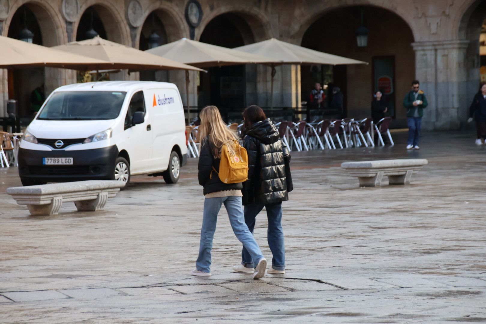 Gente caminando por las calles de Salamanca 