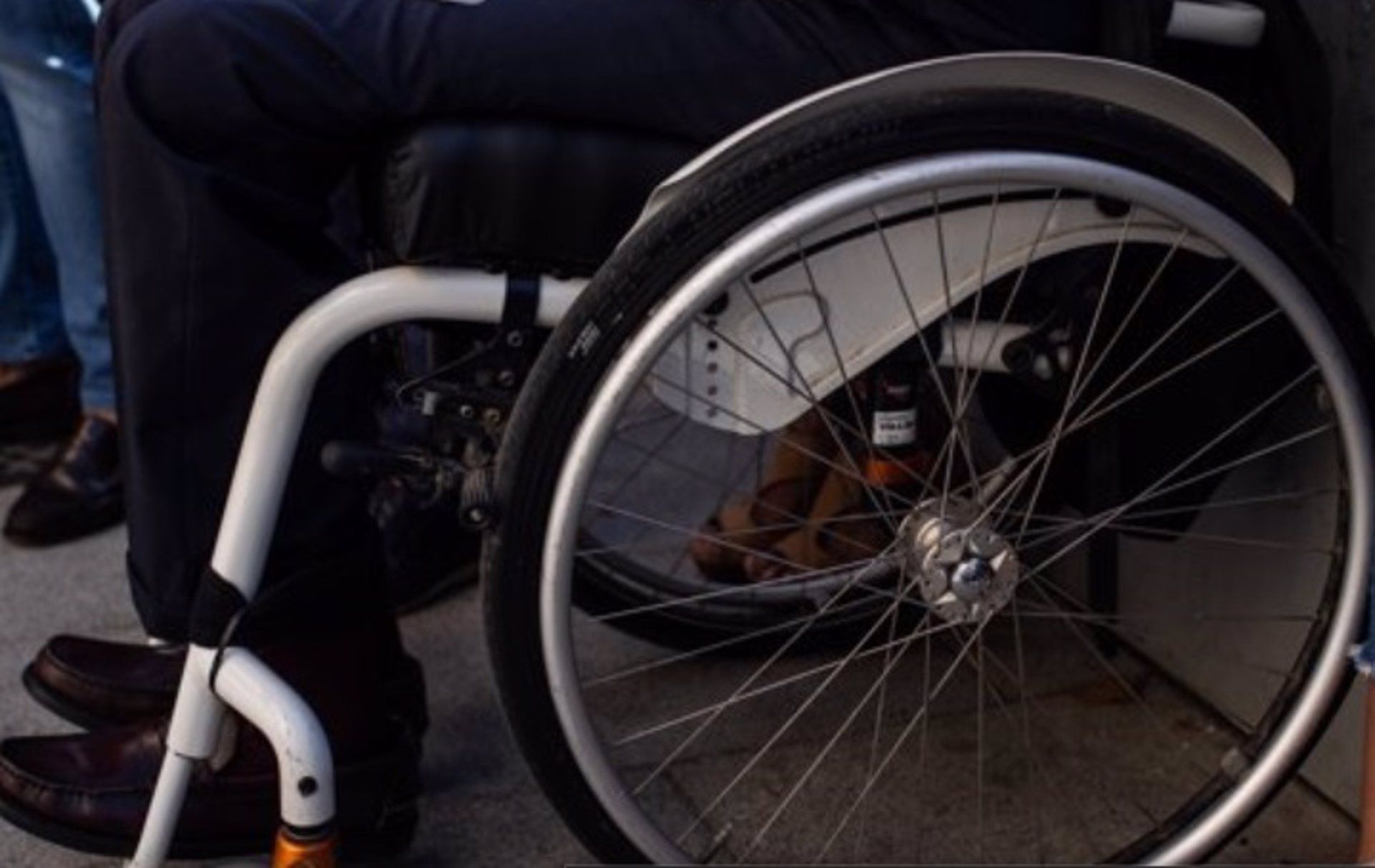 Imagen de recurso de un hombre en silla de ruedas. ALEJANDRO MARTÍNEZ / EUROPA PRESS