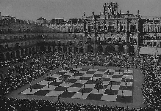  Tablero de ajedrez humano en la Plaza Mayor. Foto: Recuerdos de Salamanca