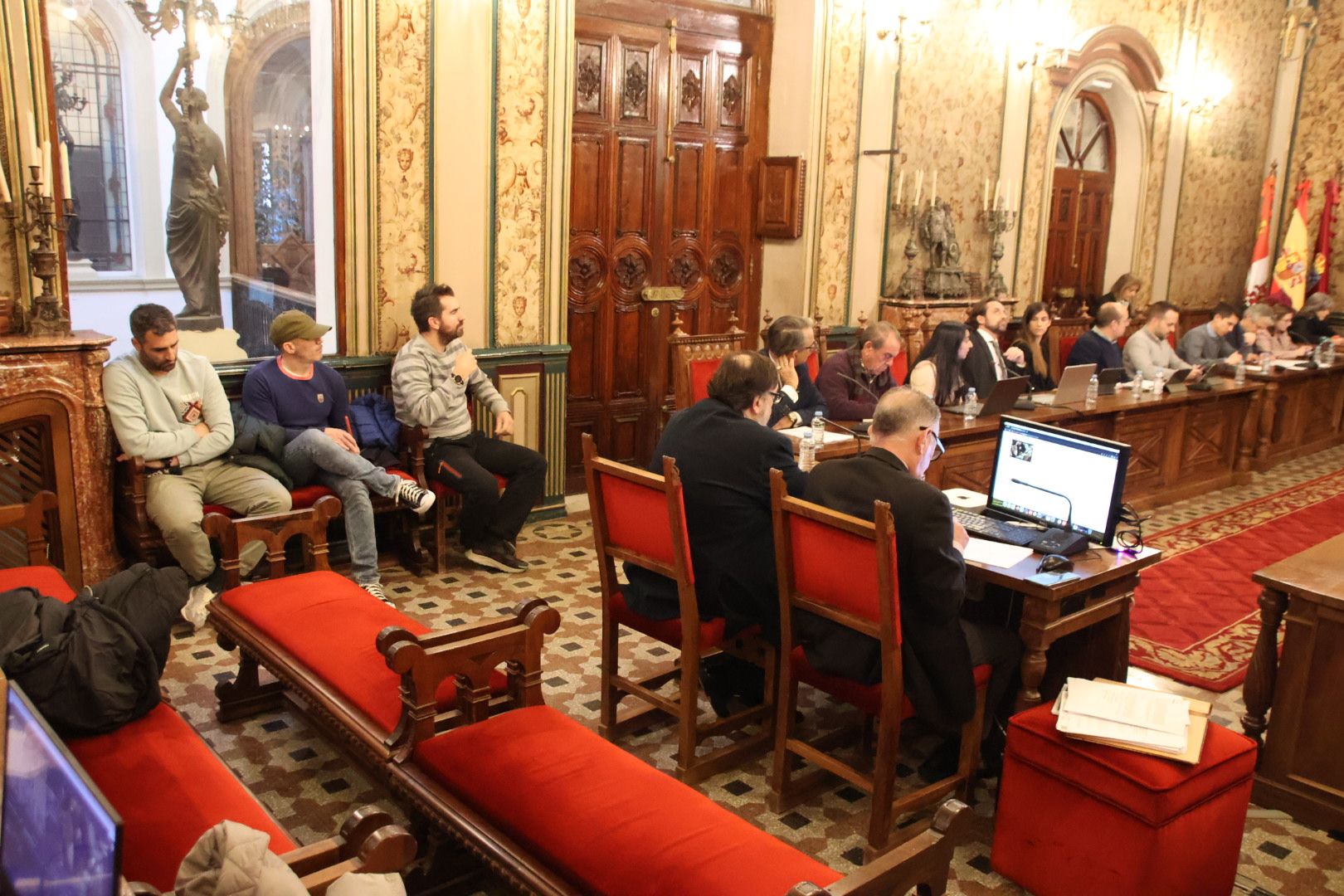 Pleno Diputación 20 diciembre. Bomberos del parque de Villares de la Reina durante la sesión 