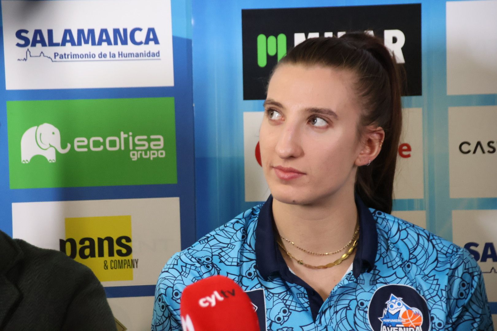 Presentación de nuestras dos nuevas jugadoras del CB Avenida, Bernadette Hattar y Chantel Horvat