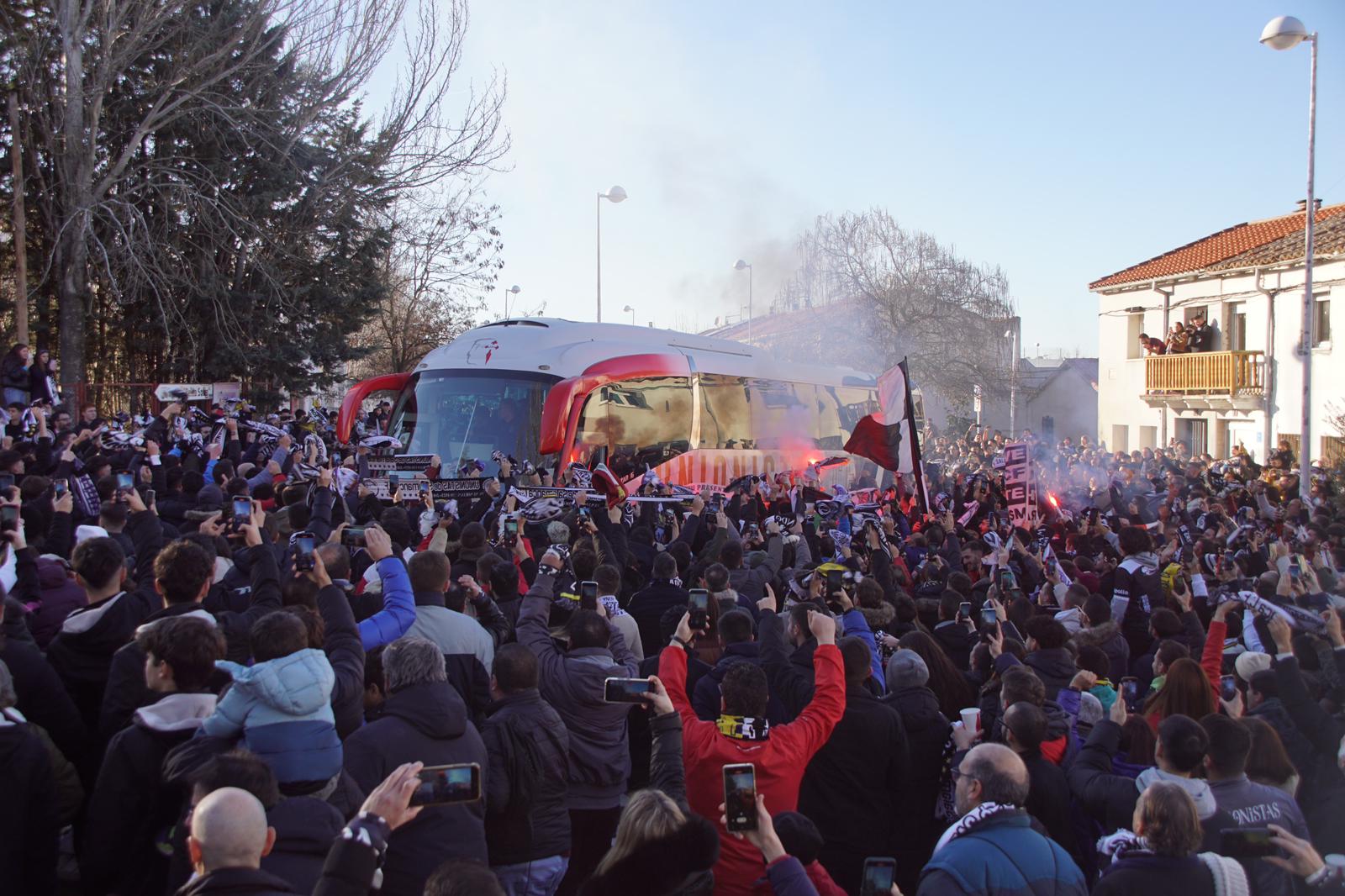 Recibimiento del autobús de Unionistas al Reina Sofía antes de su encuentro con el Villareal. Fotos Juanes