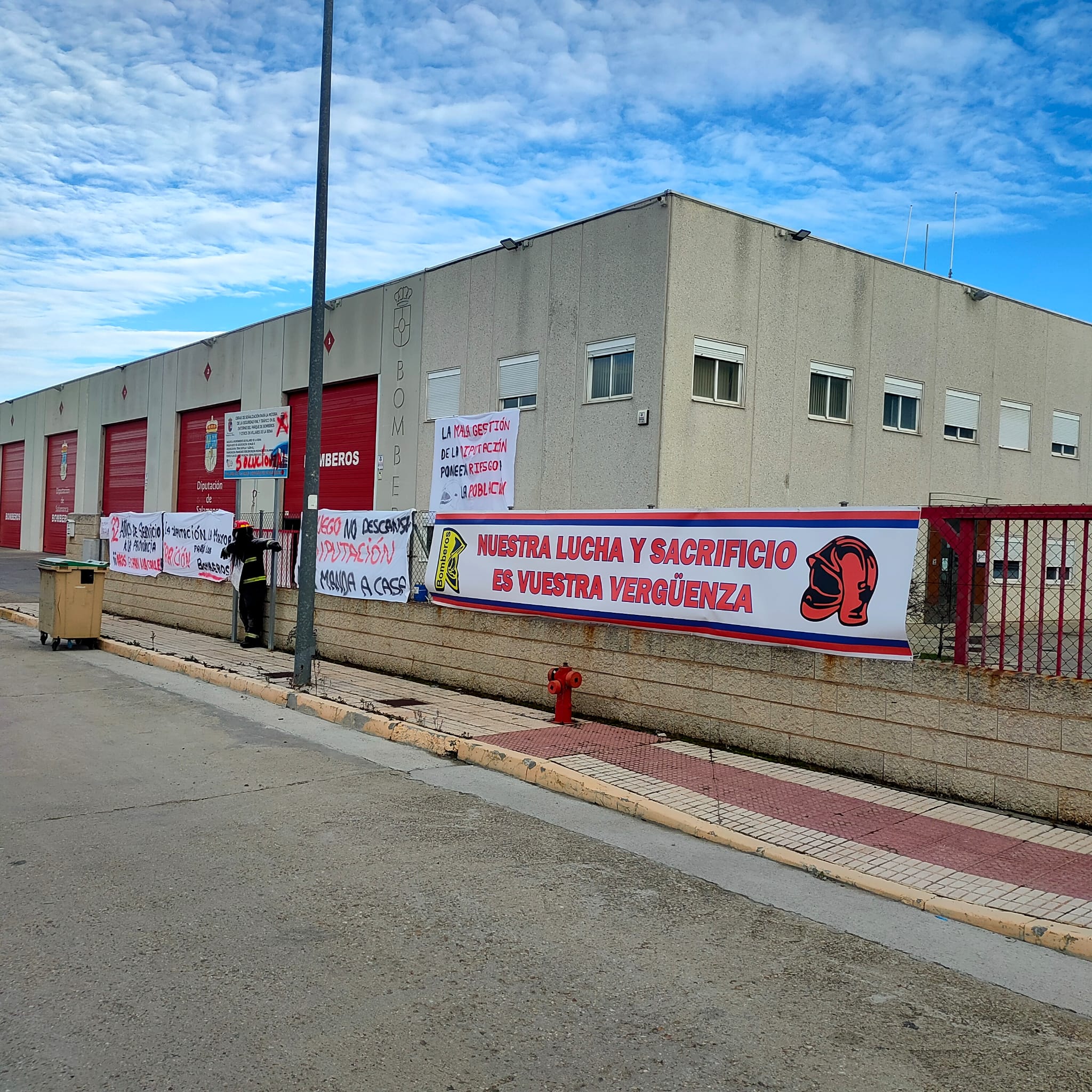 Pancartas de protesta en el parque de bomberos de Villares (1)