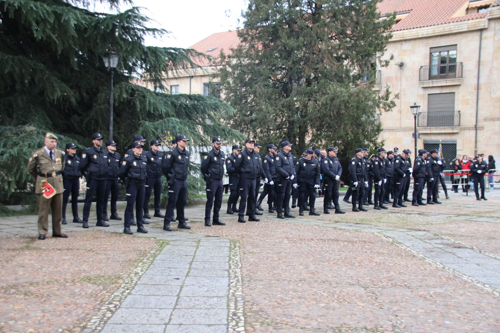 Izado de la bandera de España por el cumplimiento de la Policía Nacional de los 200 años al servicio de España