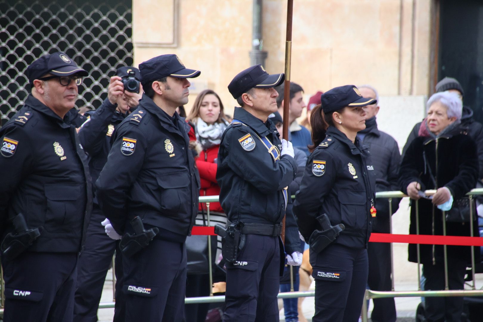 Izado de la bandera de España por el cumplimiento de la Policía Nacional de los 200 años al servicio de España