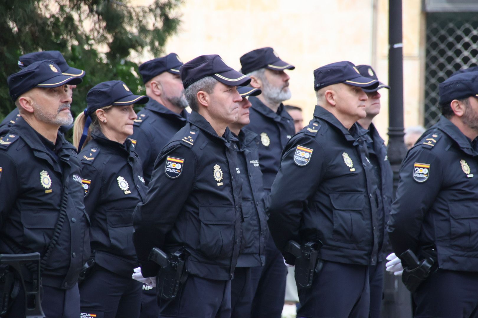 Izado de la bandera de España por el cumplimiento de la Policía Nacional de los 200 años al servicio de España