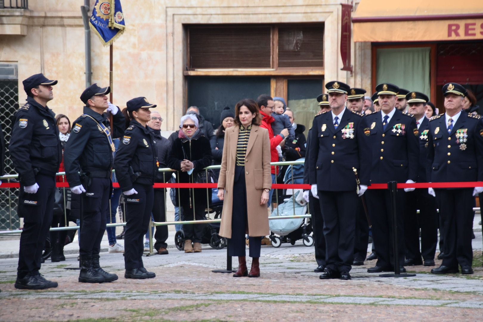 Izado de la bandera de España por el cumplimiento de la Policía Nacional de los 200 años al servicio de España