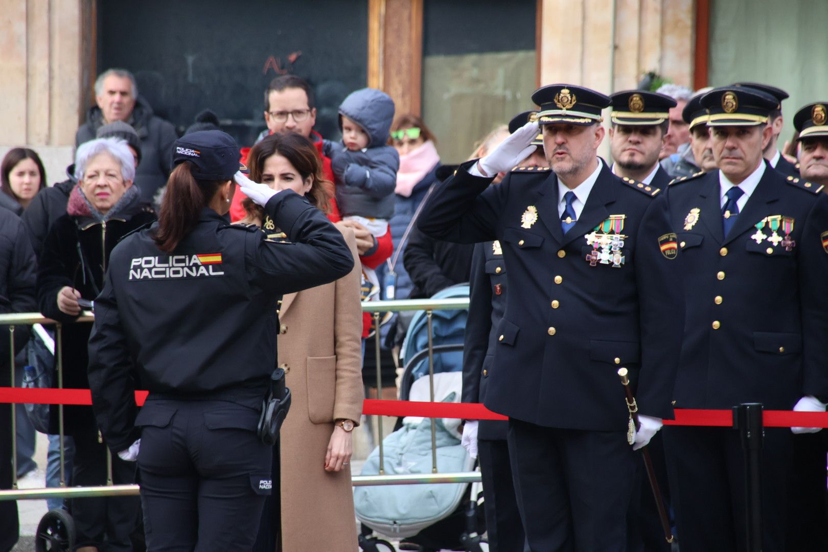 Izado de la bandera de España por el cumplimiento de la Policía Nacional de los 200 años al servicio de España