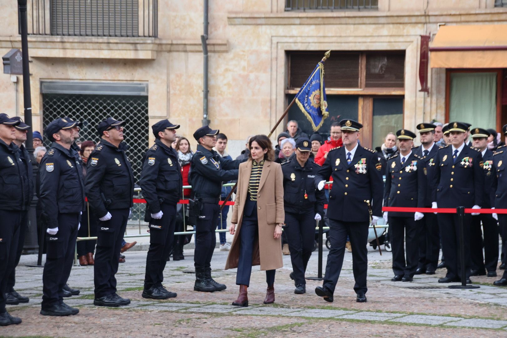 Izado de la bandera de España por el cumplimiento de la Policía Nacional de los 200 años al servicio de España